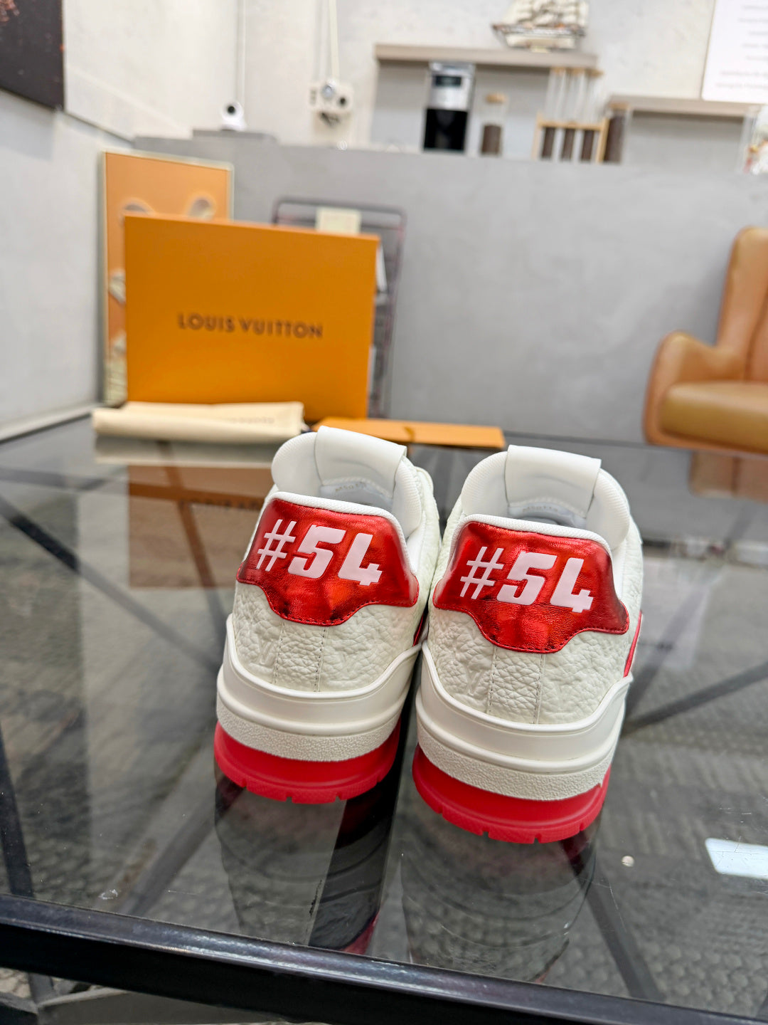 Масивні шкіряні кросівки Louis Vuitton