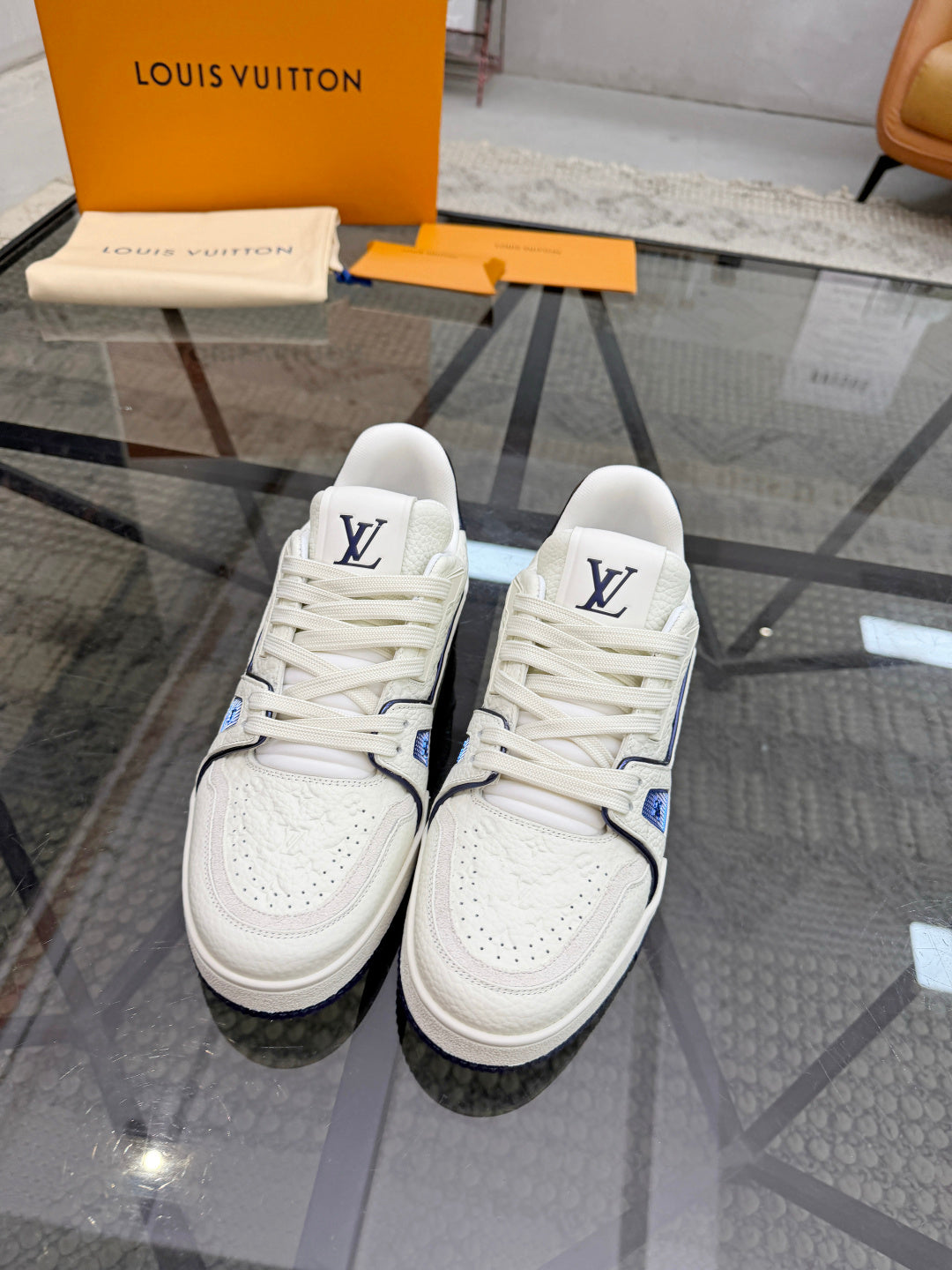 Комфортні шкіряні кросівки Louis Vuitton