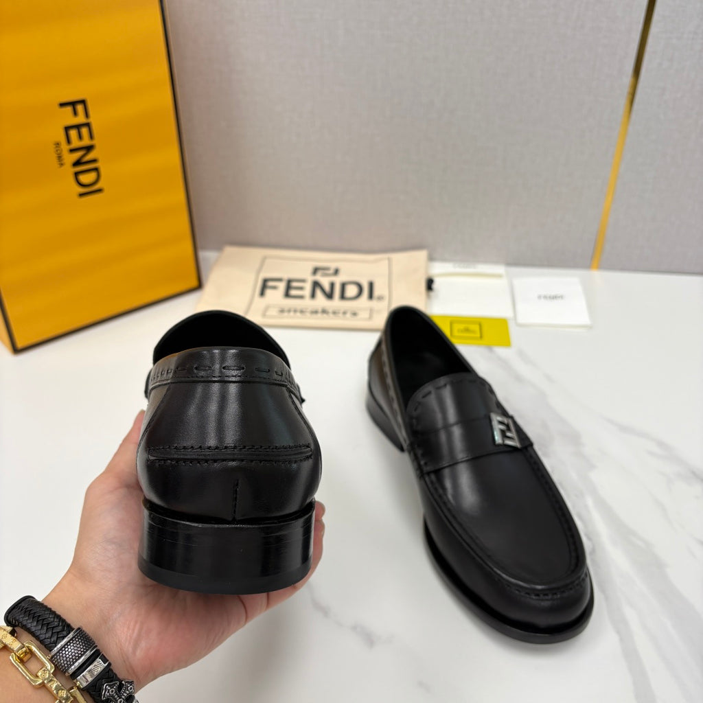 Чоловічі шкіряні лофери Fendi сірі