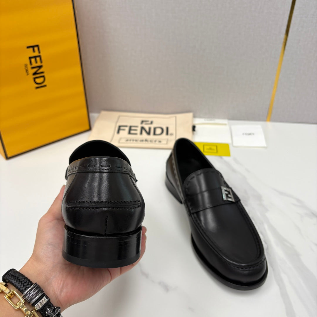 Чоловічі шкіряні лофери Fendi сірі