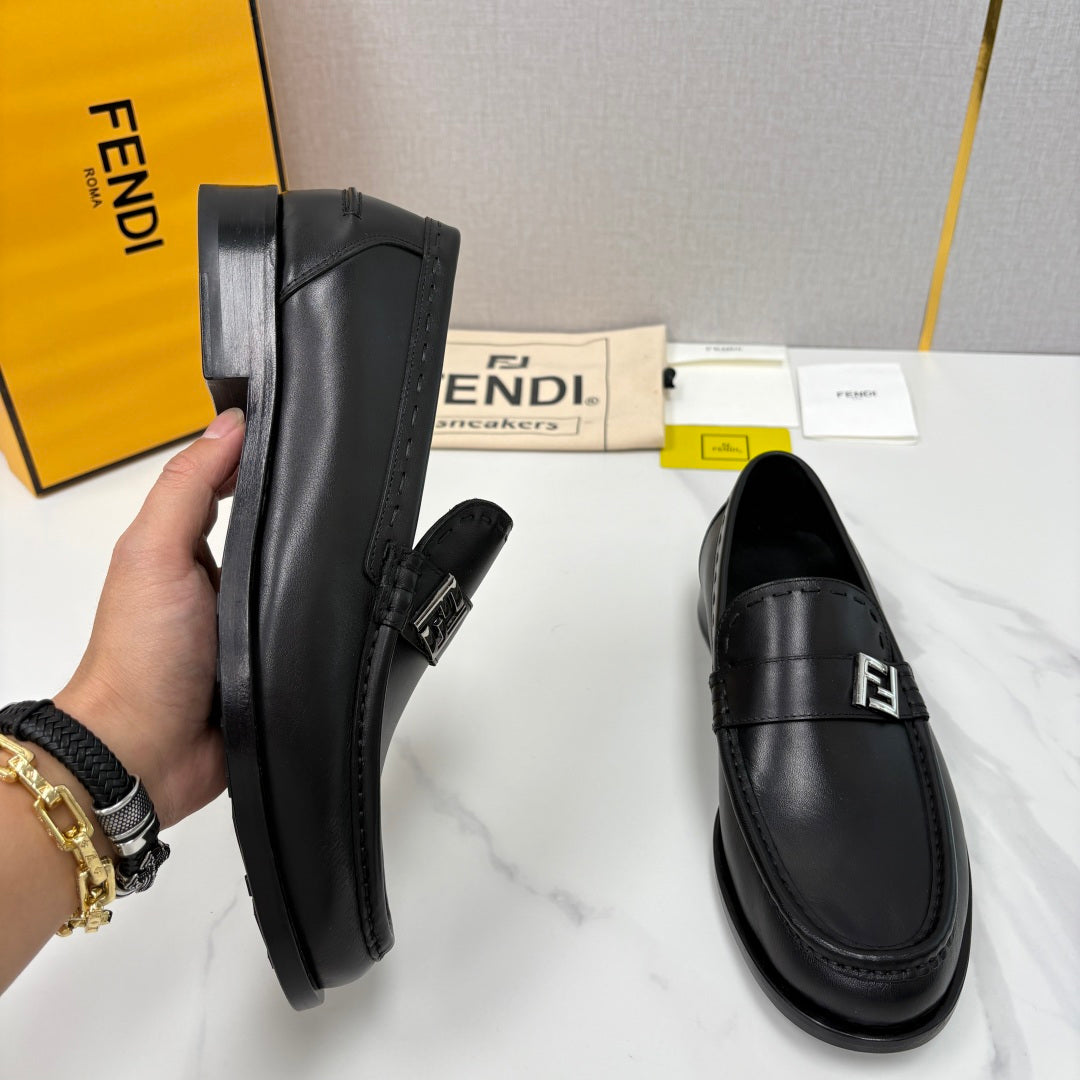 Чоловічі шкіряні лофери Fendi сірі