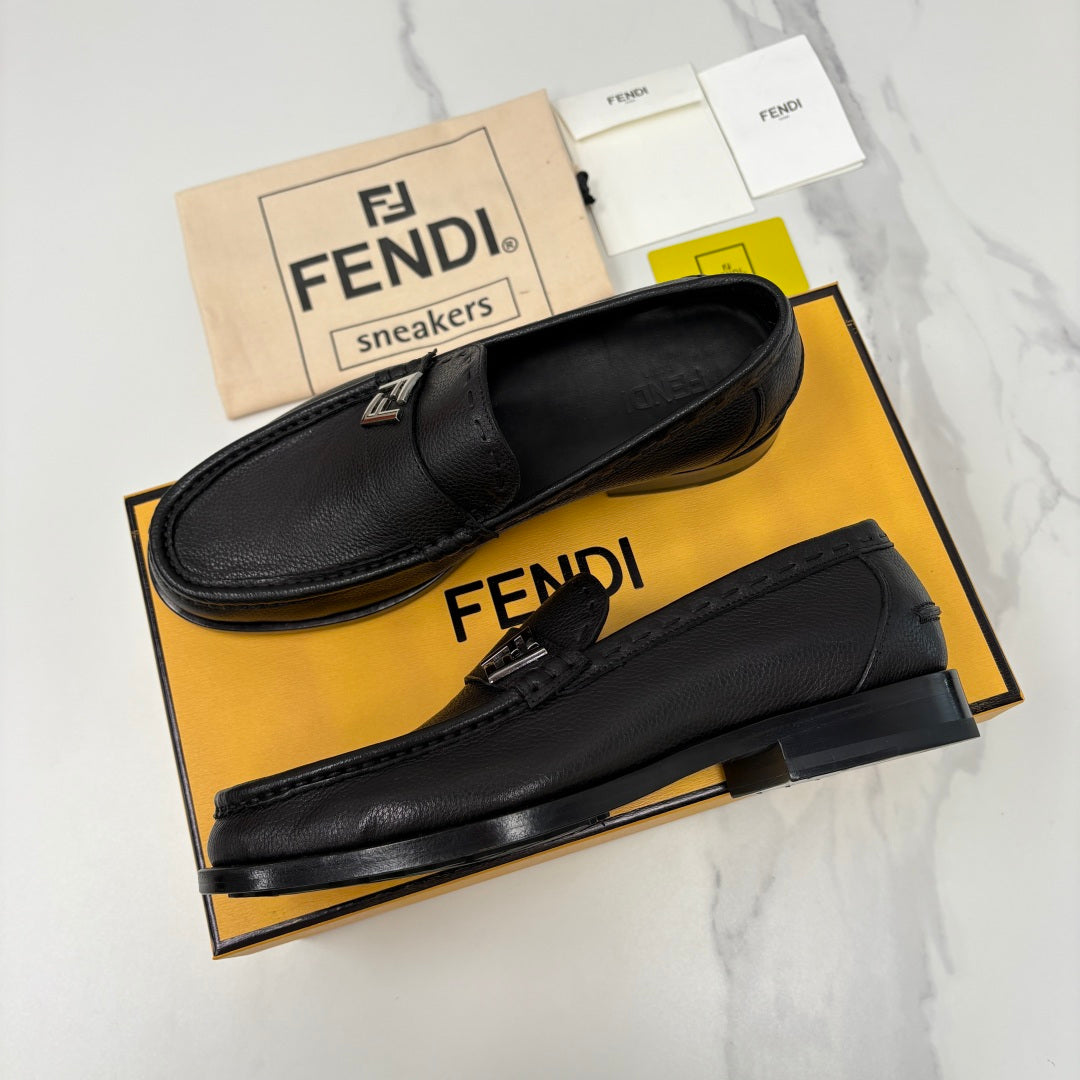 Чоловічі шкіряні лофери Fendi сірі