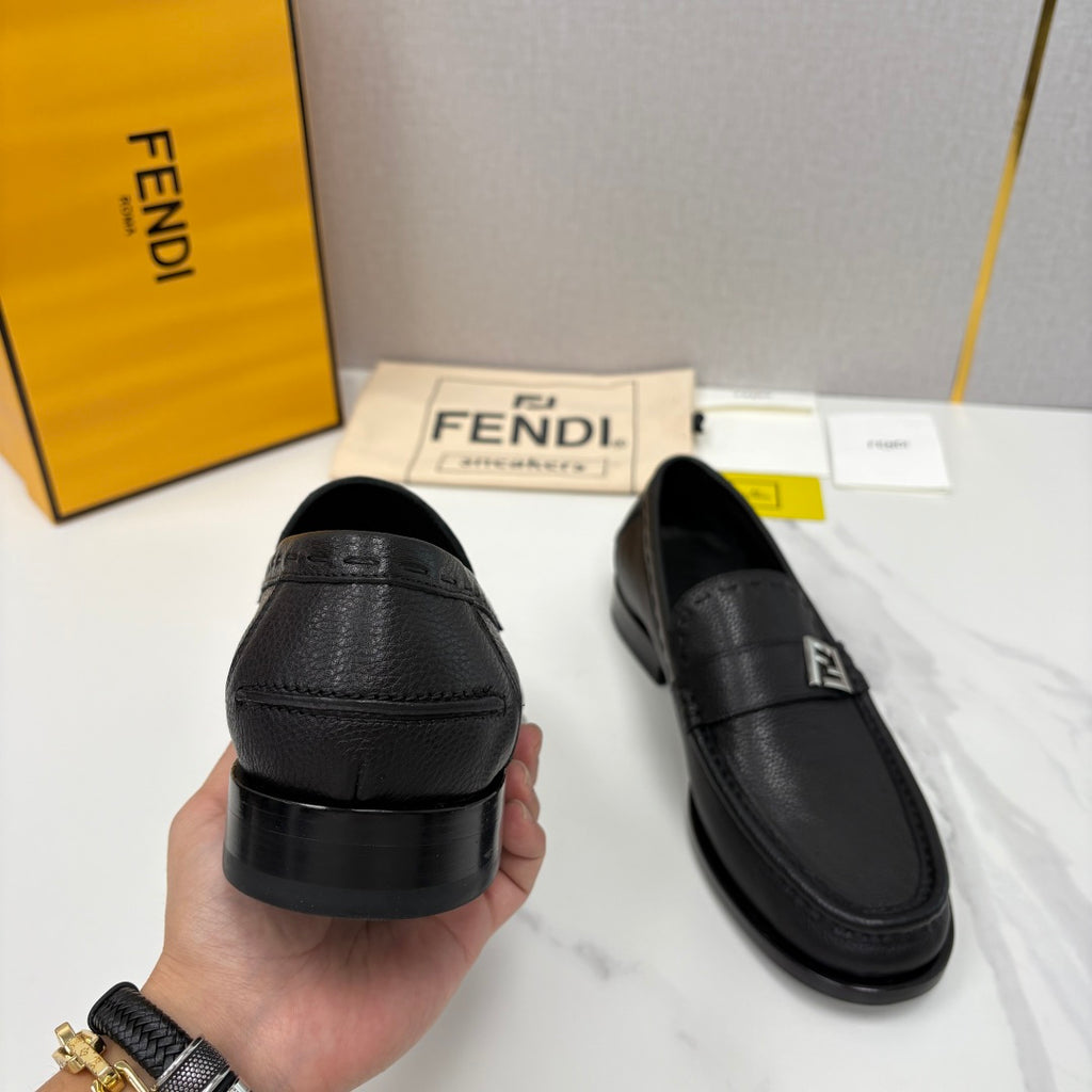 Чоловічі шкіряні лофери Fendi сірі