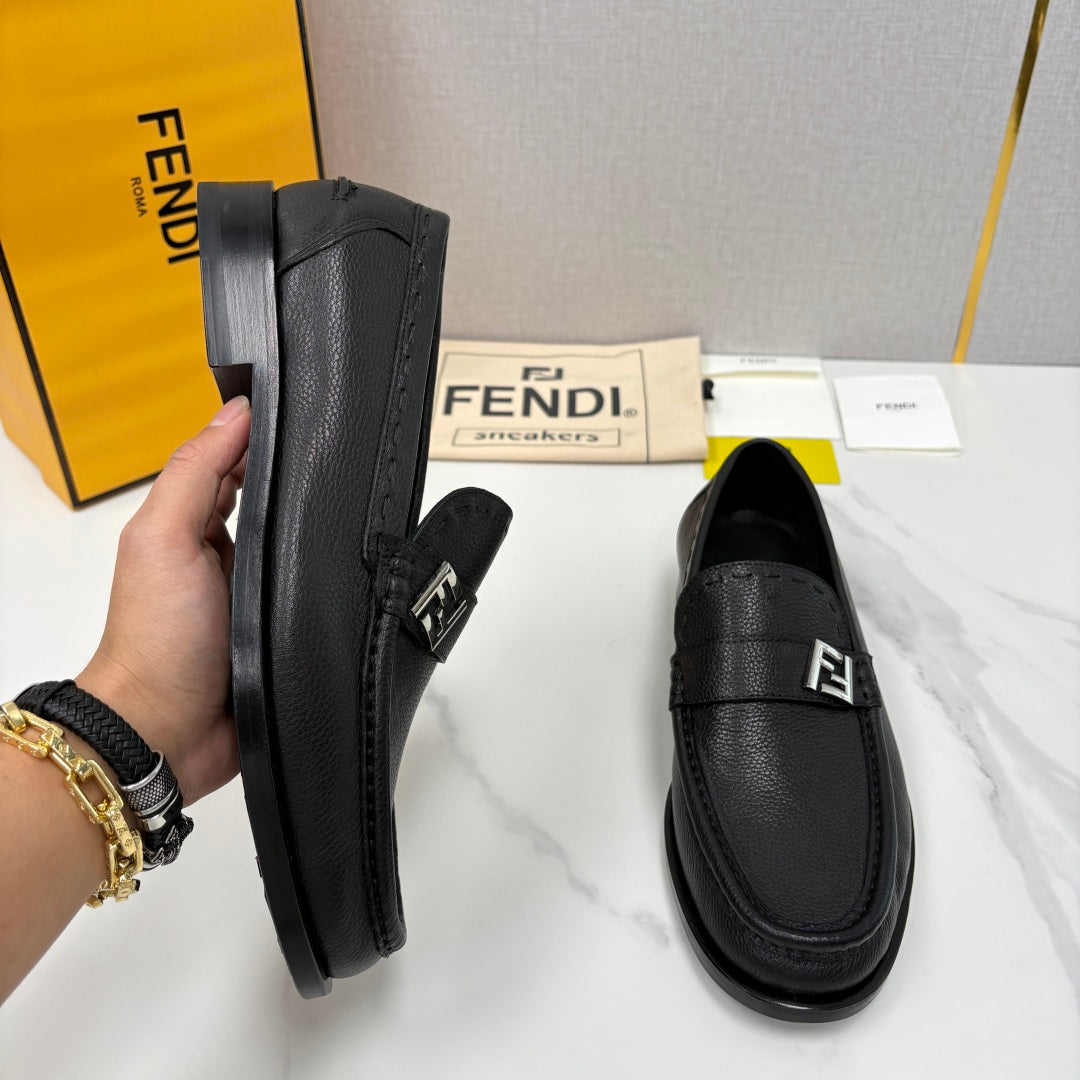 Чоловічі шкіряні лофери Fendi сірі