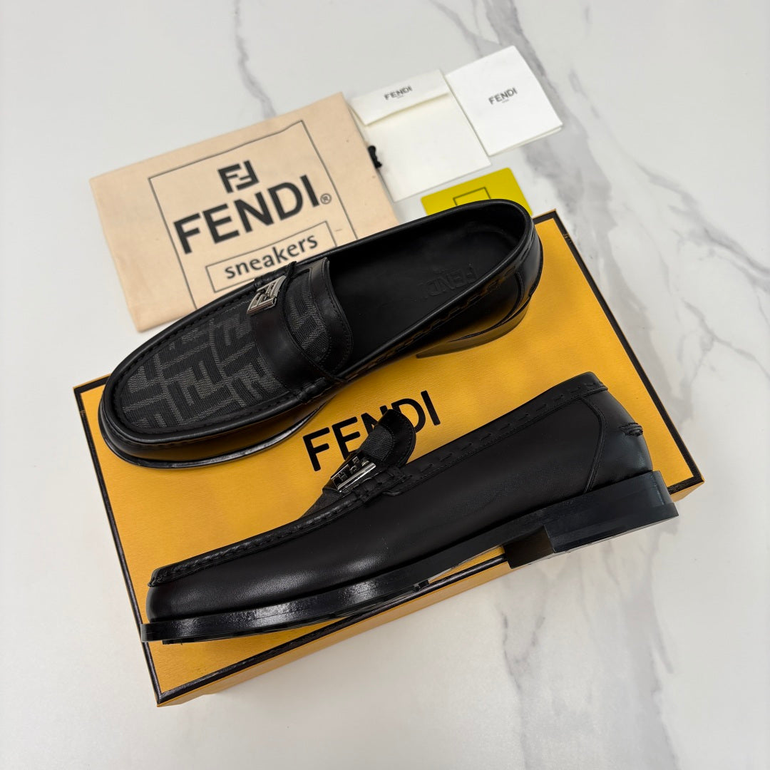 Чоловічі шкіряні лофери Fendi сірі