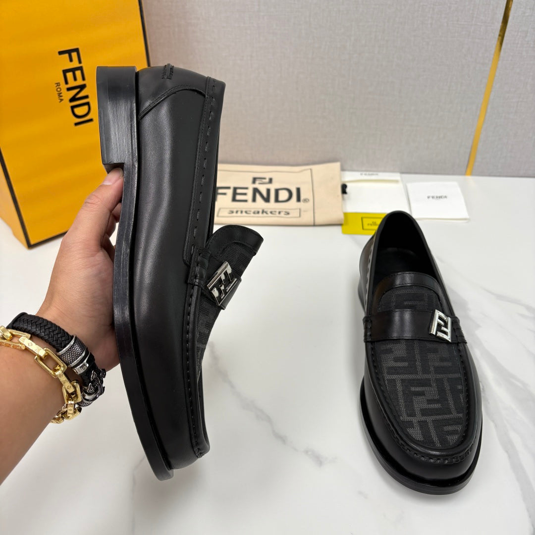 Чоловічі шкіряні лофери Fendi сірі