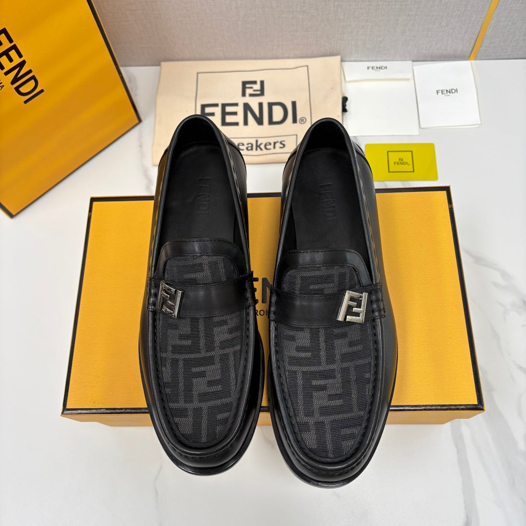 Чоловічі шкіряні лофери Fendi сірі