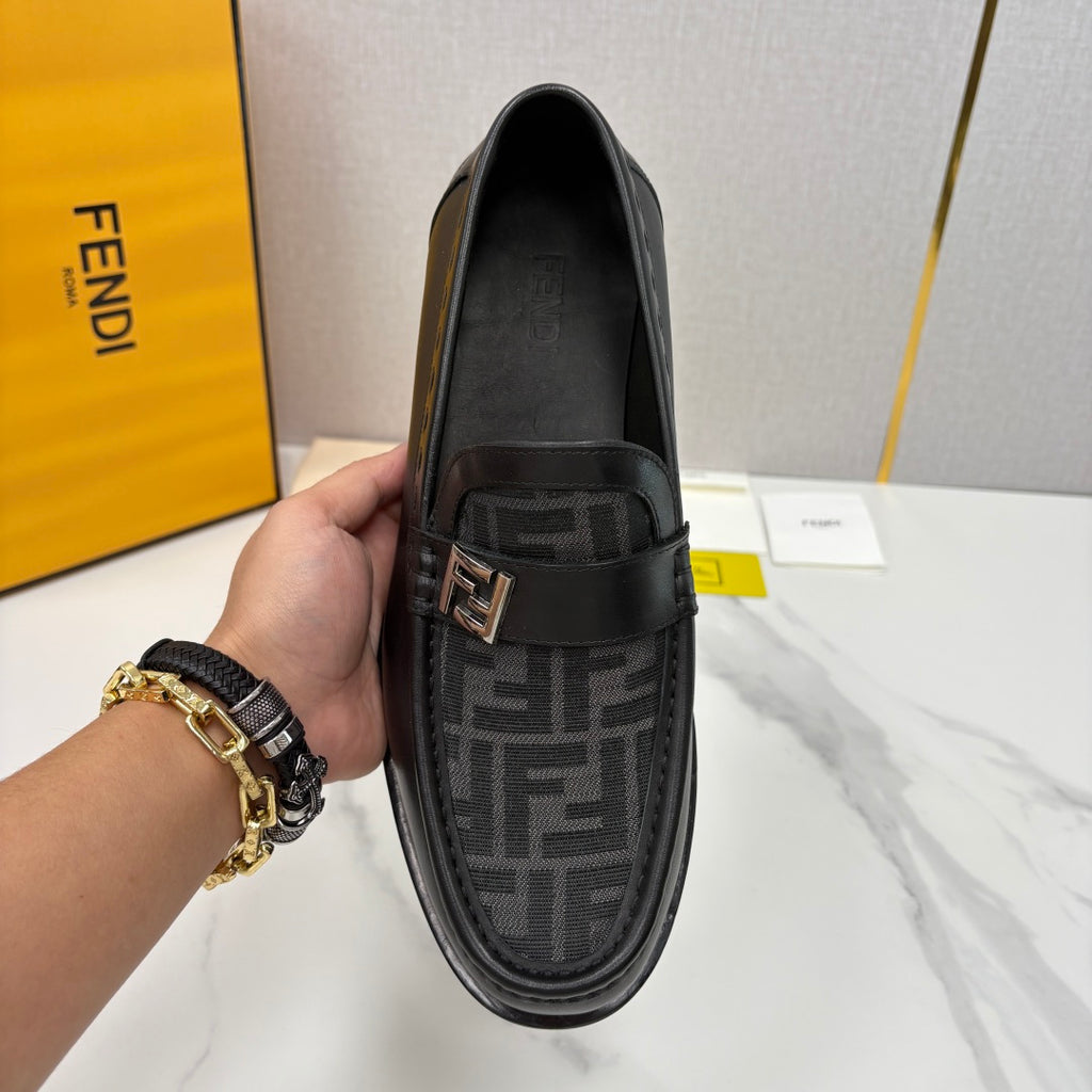 Чоловічі шкіряні лофери Fendi сірі