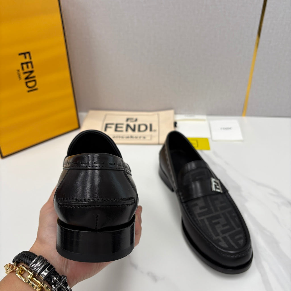 Чоловічі шкіряні лофери Fendi сірі