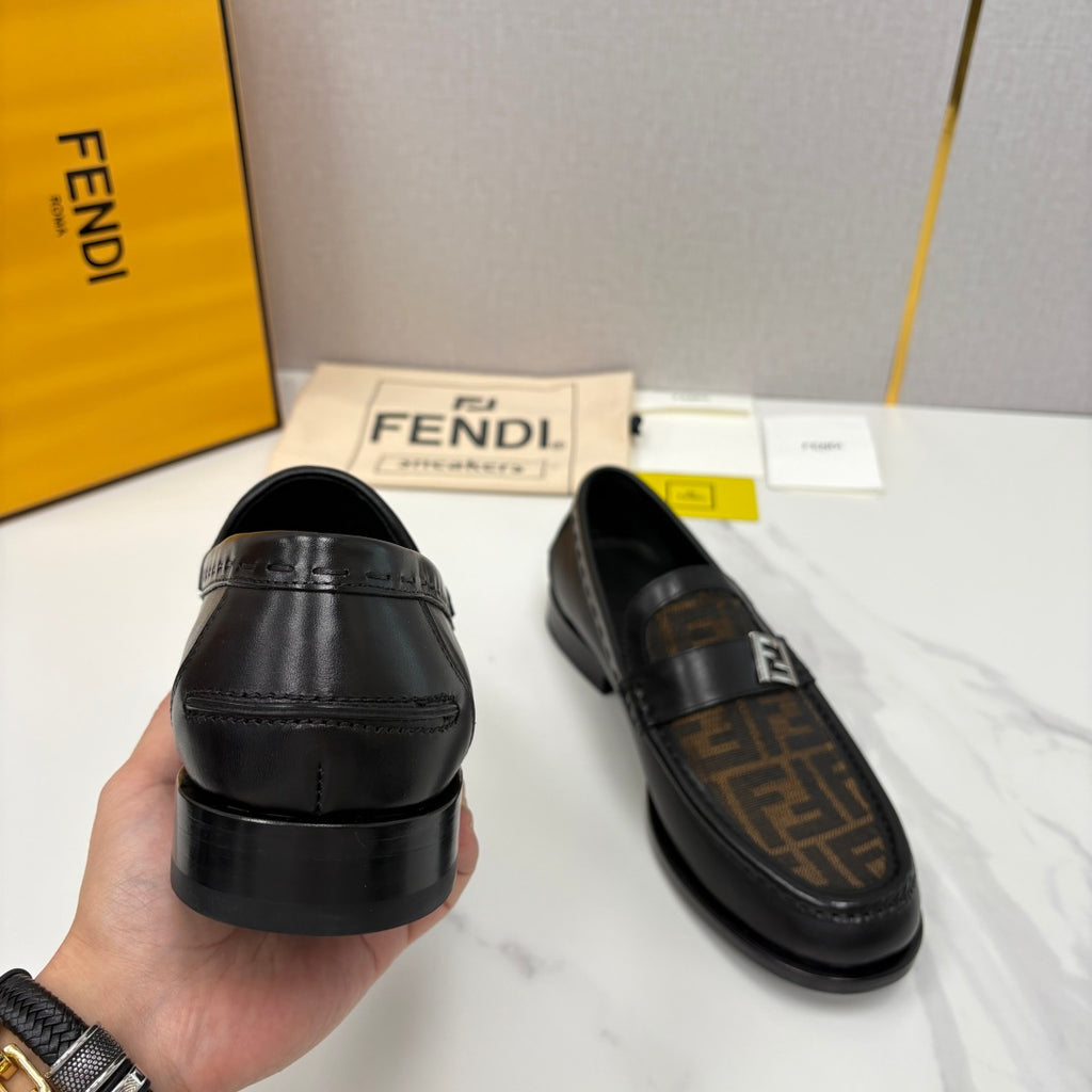 Чоловічі шкіряні лофери Fendi сірі