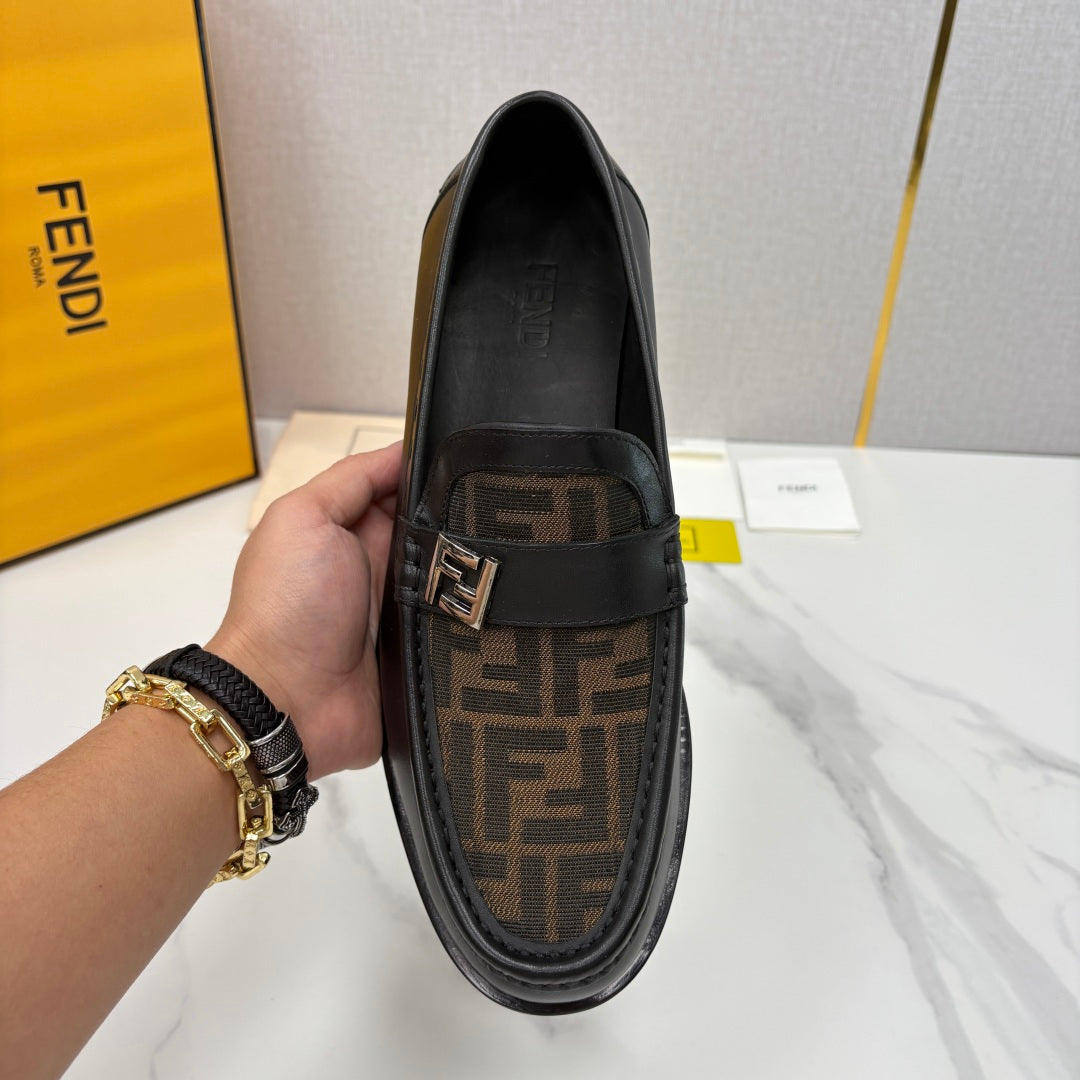 Чоловічі шкіряні лофери Fendi сірі