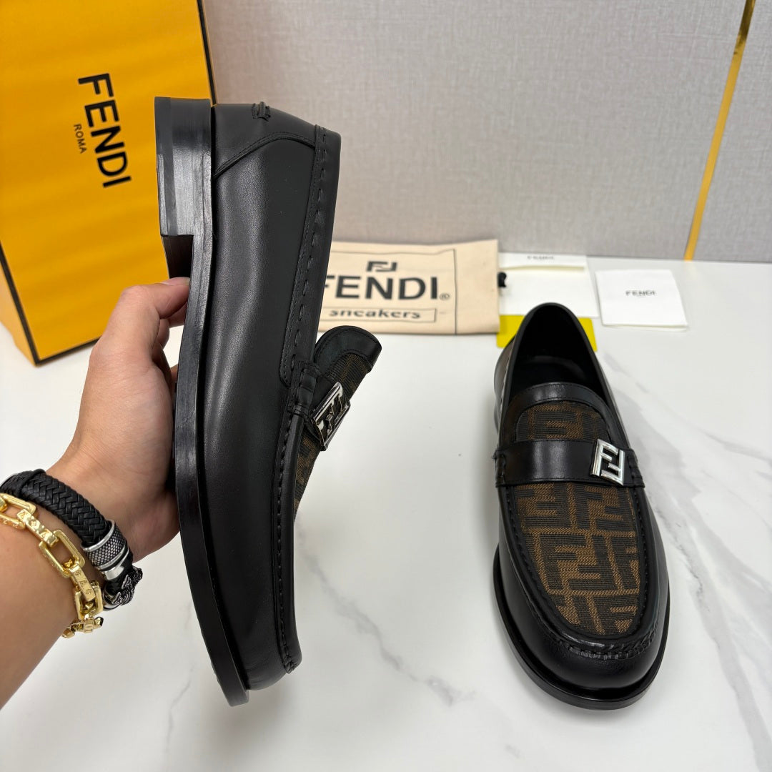 Чоловічі шкіряні лофери Fendi сірі