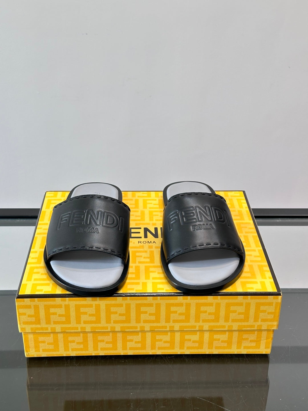 Шкіряні шльопанці Fendi з написом Roma