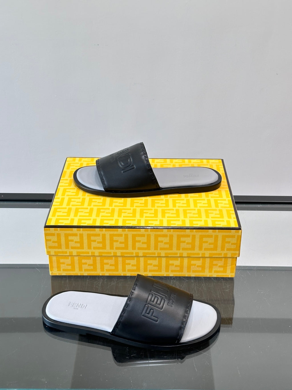 Шкіряні шльопанці Fendi з написом Roma