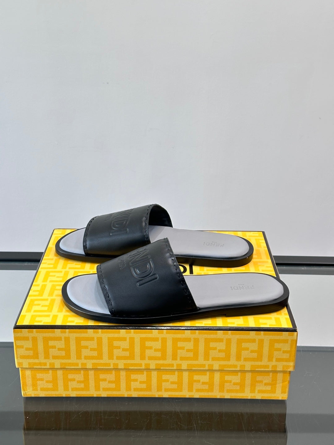 Шкіряні шльопанці Fendi з написом Roma