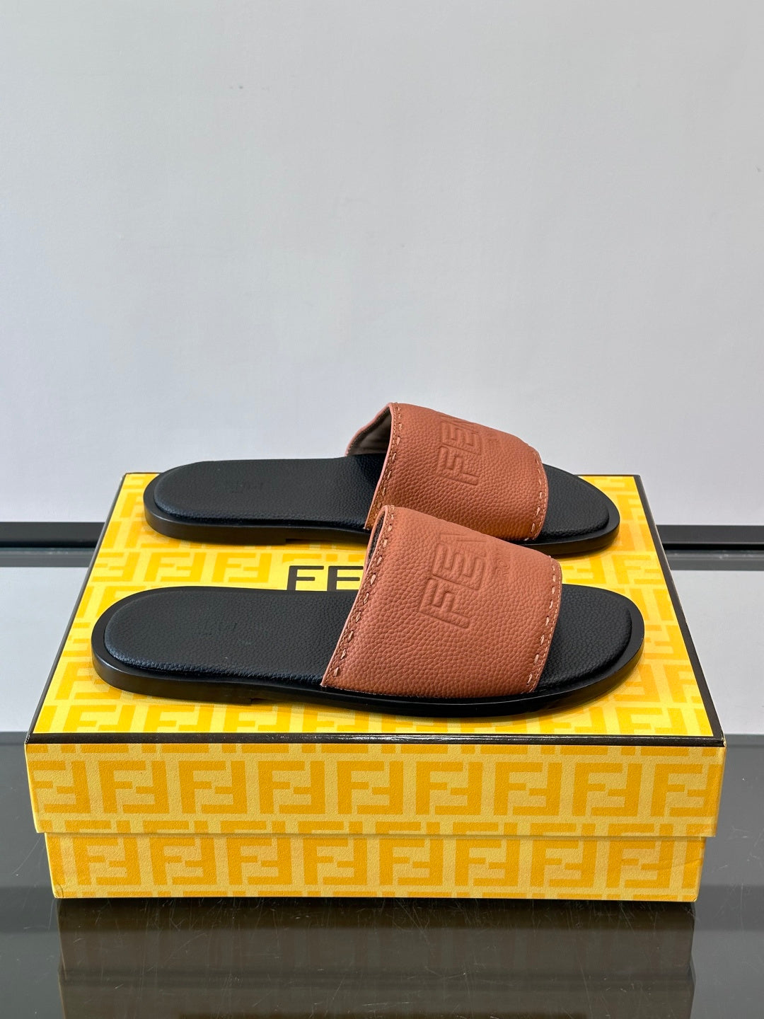 Шкіряні шльопанці Fendi з написом Roma