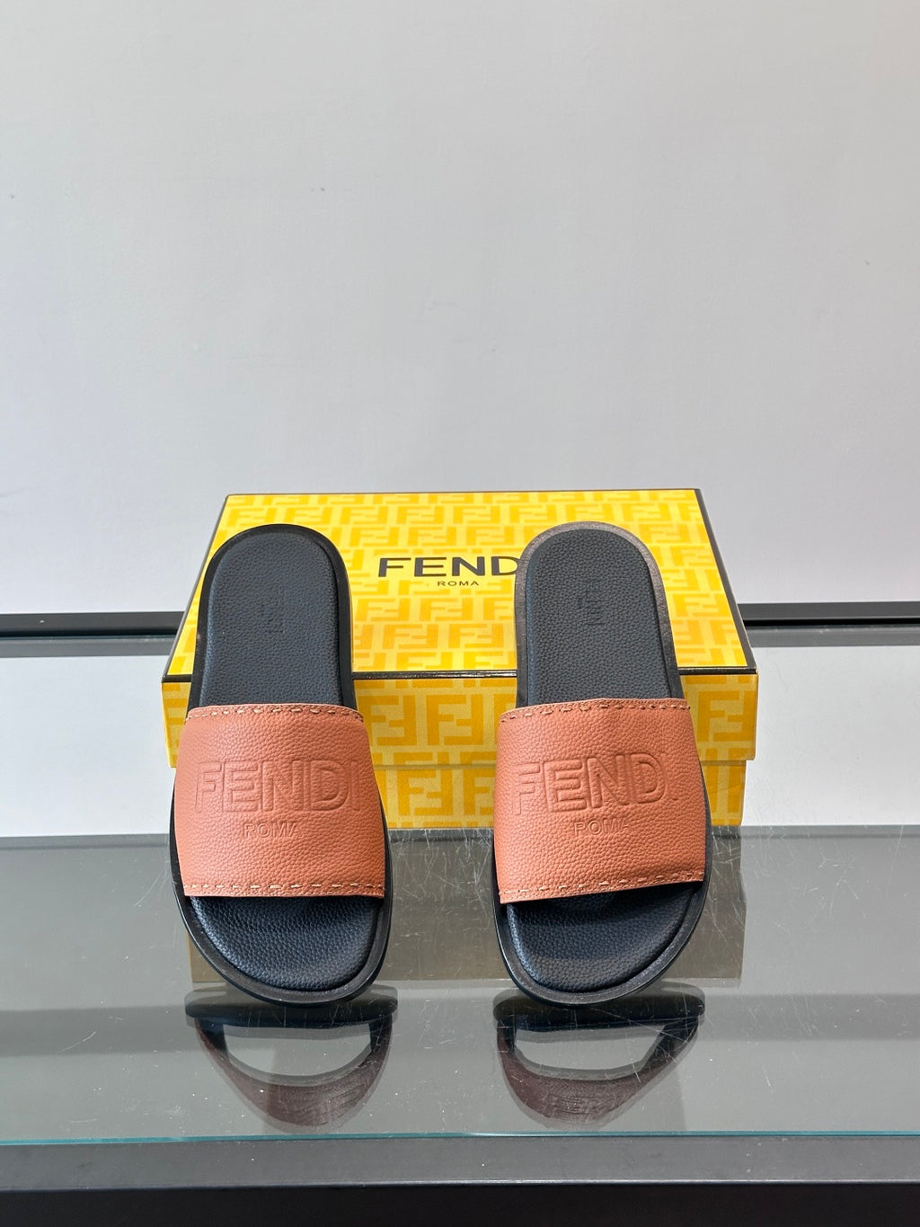 Шкіряні шльопанці Fendi з написом Roma