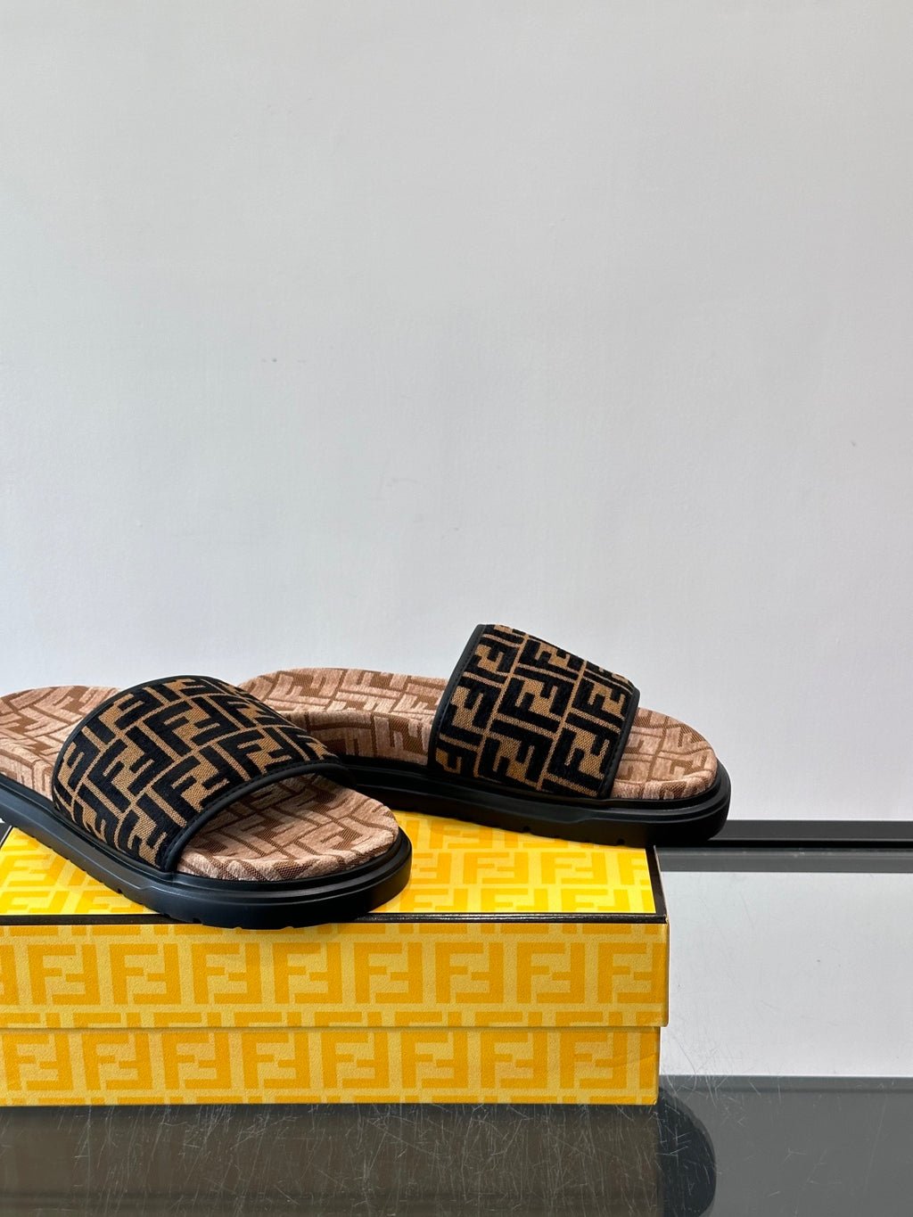 Текстильні шльопанці Fendi з візерунком FF