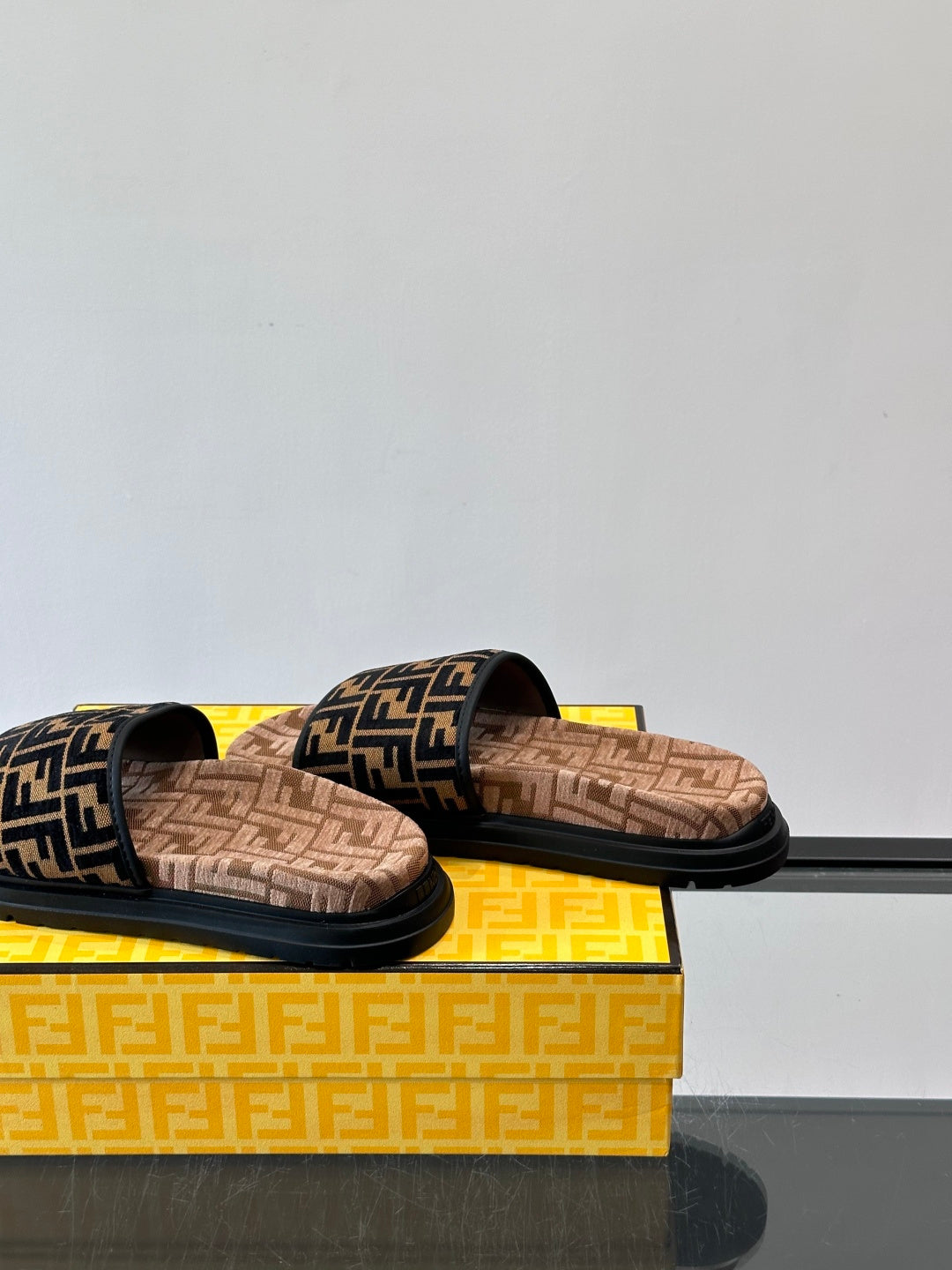 Текстильні шльопанці Fendi з візерунком FF