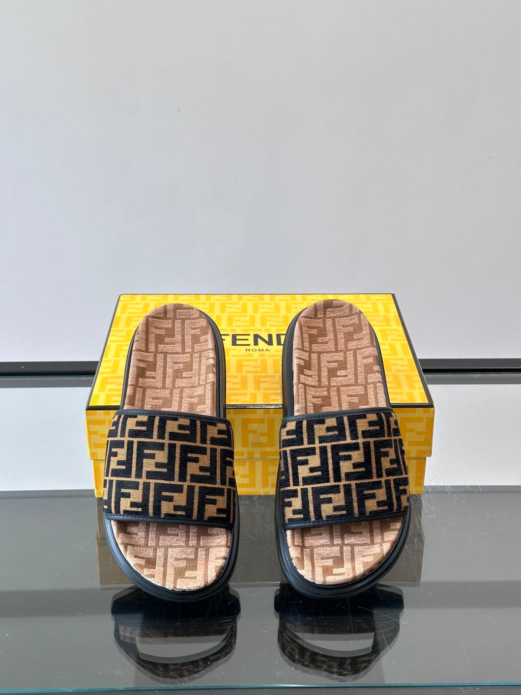 Текстильні шльопанці Fendi з візерунком FF
