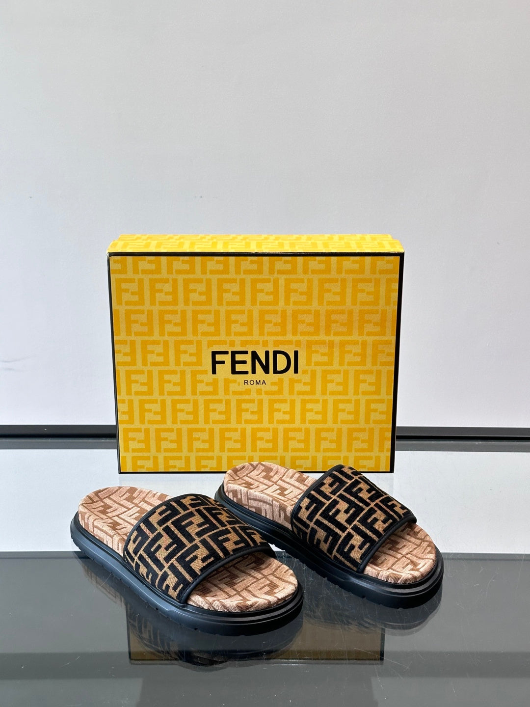 Текстильні шльопанці Fendi з візерунком FF