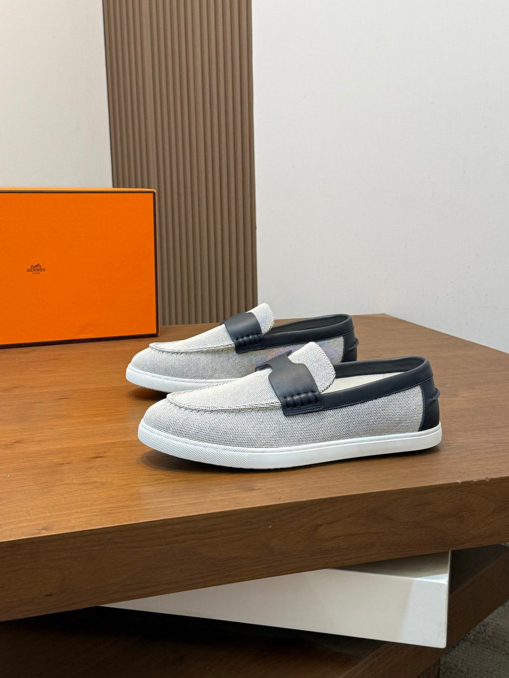 Стильні замшеві кросівки Hermès