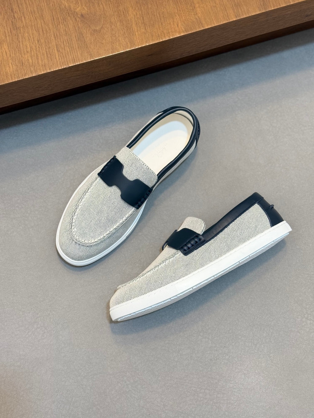 Стильні замшеві кросівки Hermès
