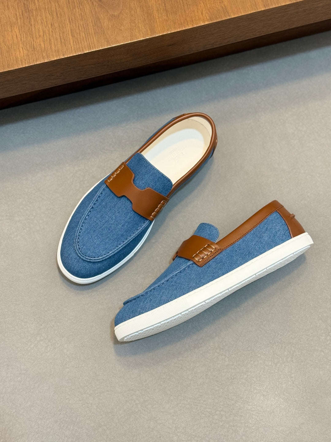 Масивні замшеві кросівки Hermès