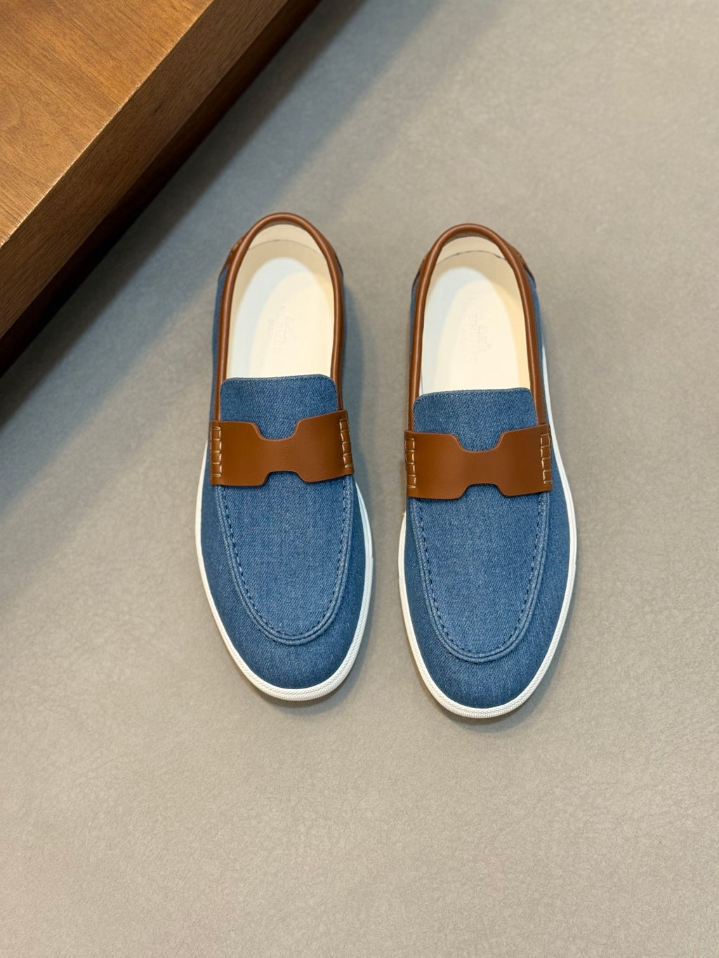 Масивні замшеві кросівки Hermès