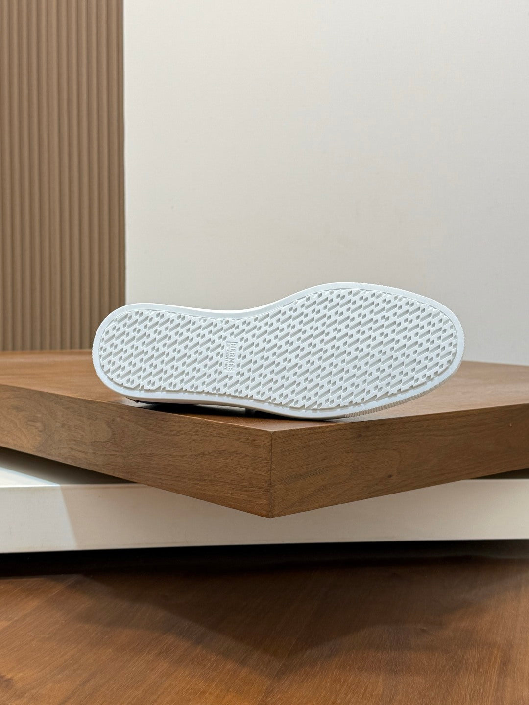 Масивні замшеві кросівки Hermès