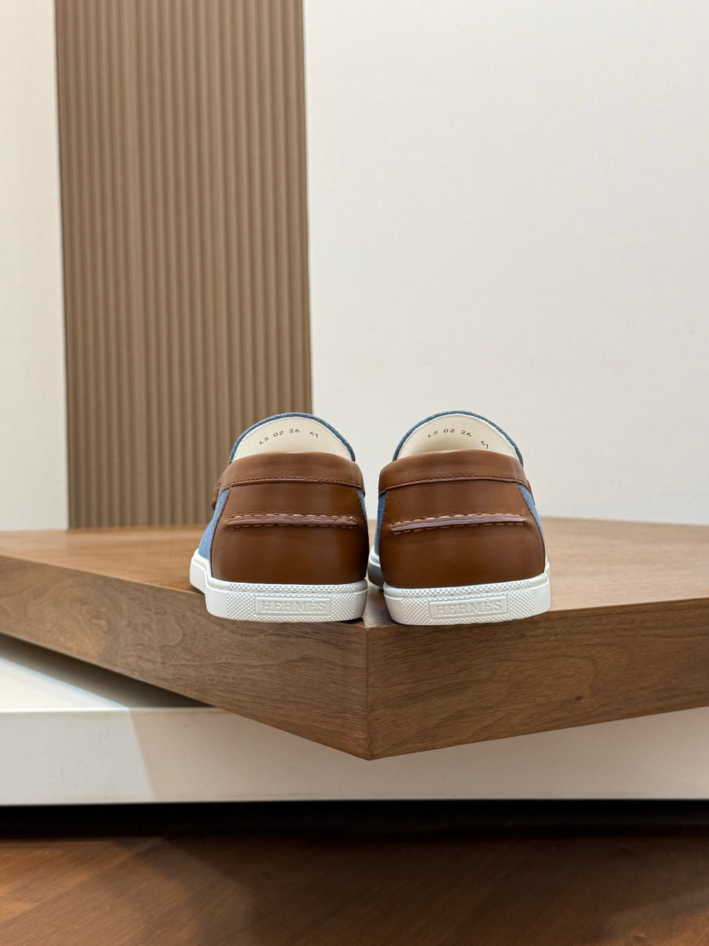 Масивні замшеві кросівки Hermès