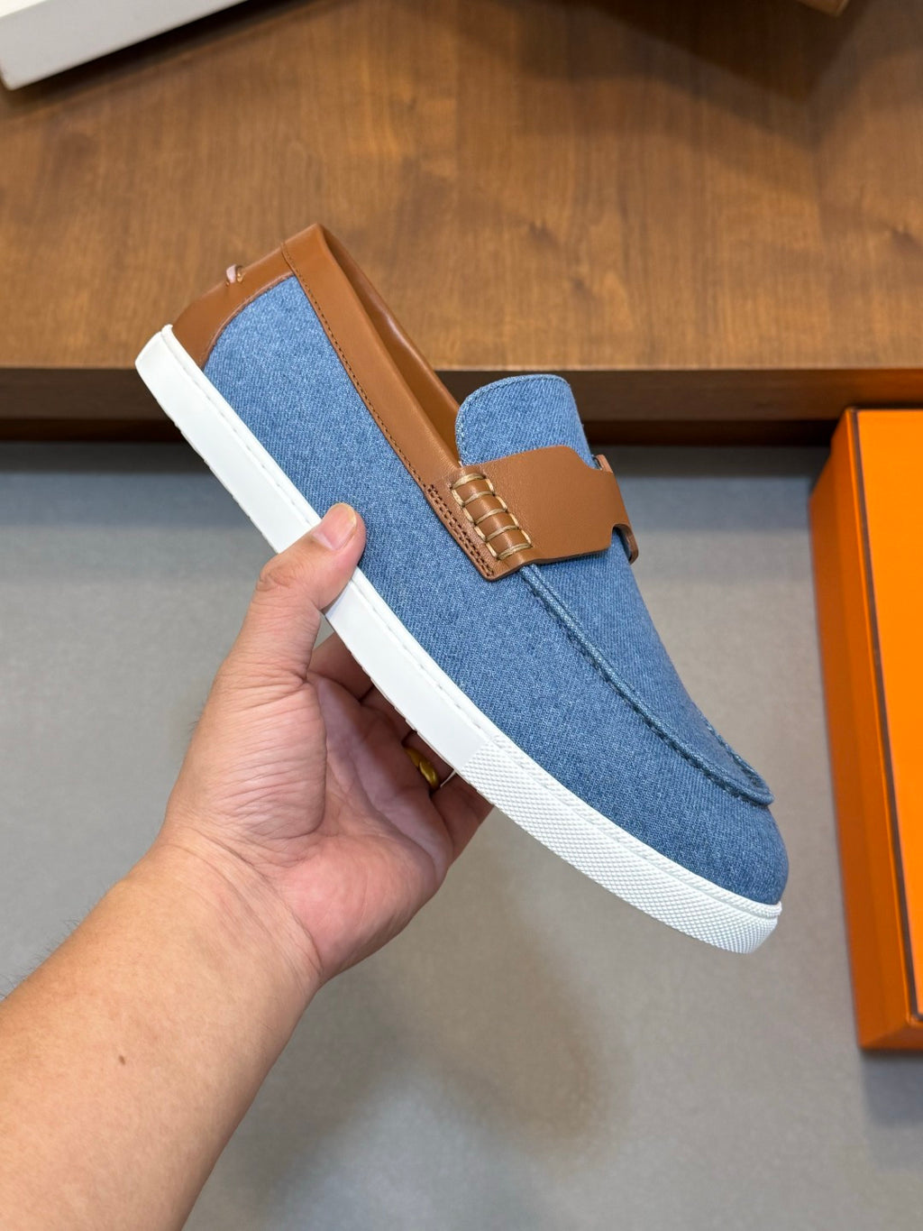 Масивні замшеві кросівки Hermès