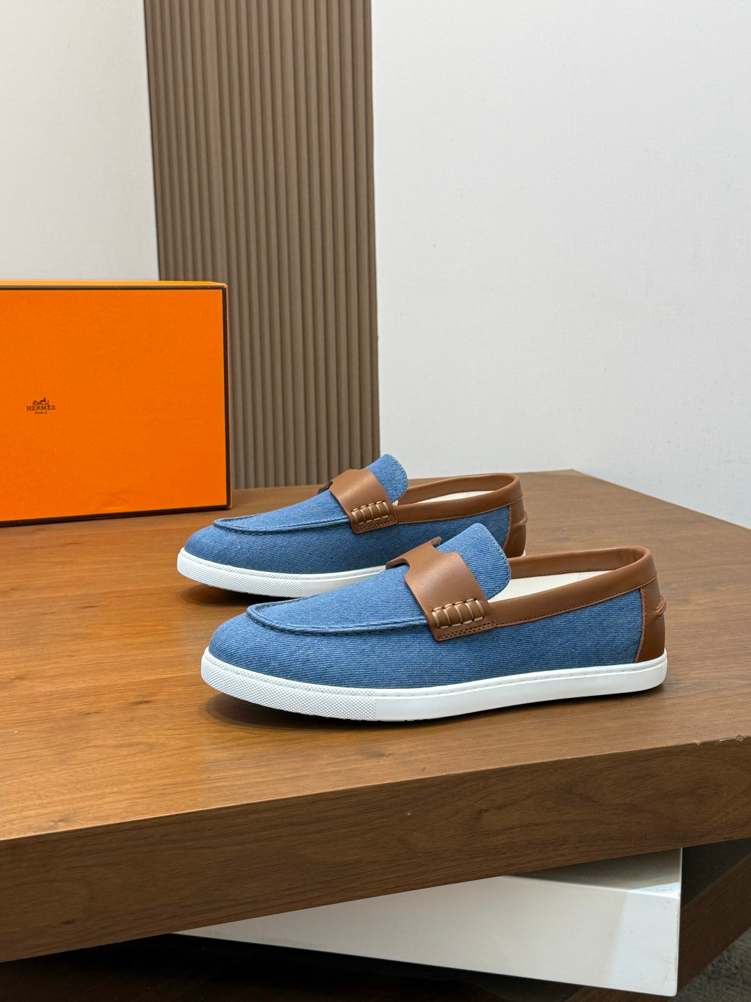 Масивні замшеві кросівки Hermès