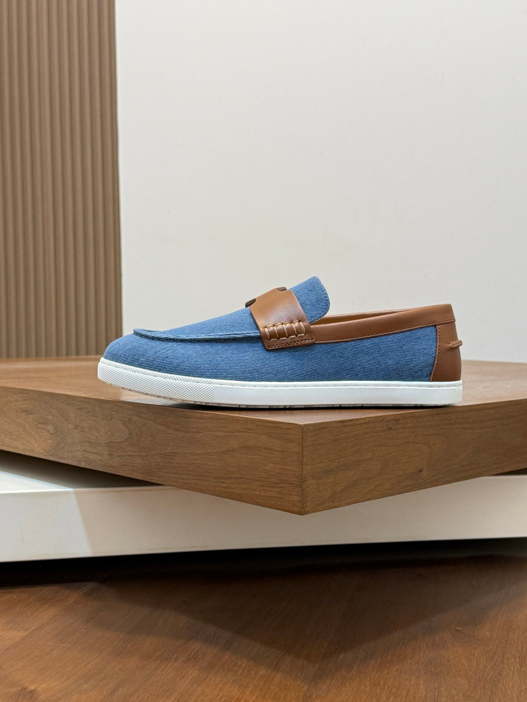Масивні замшеві кросівки Hermès