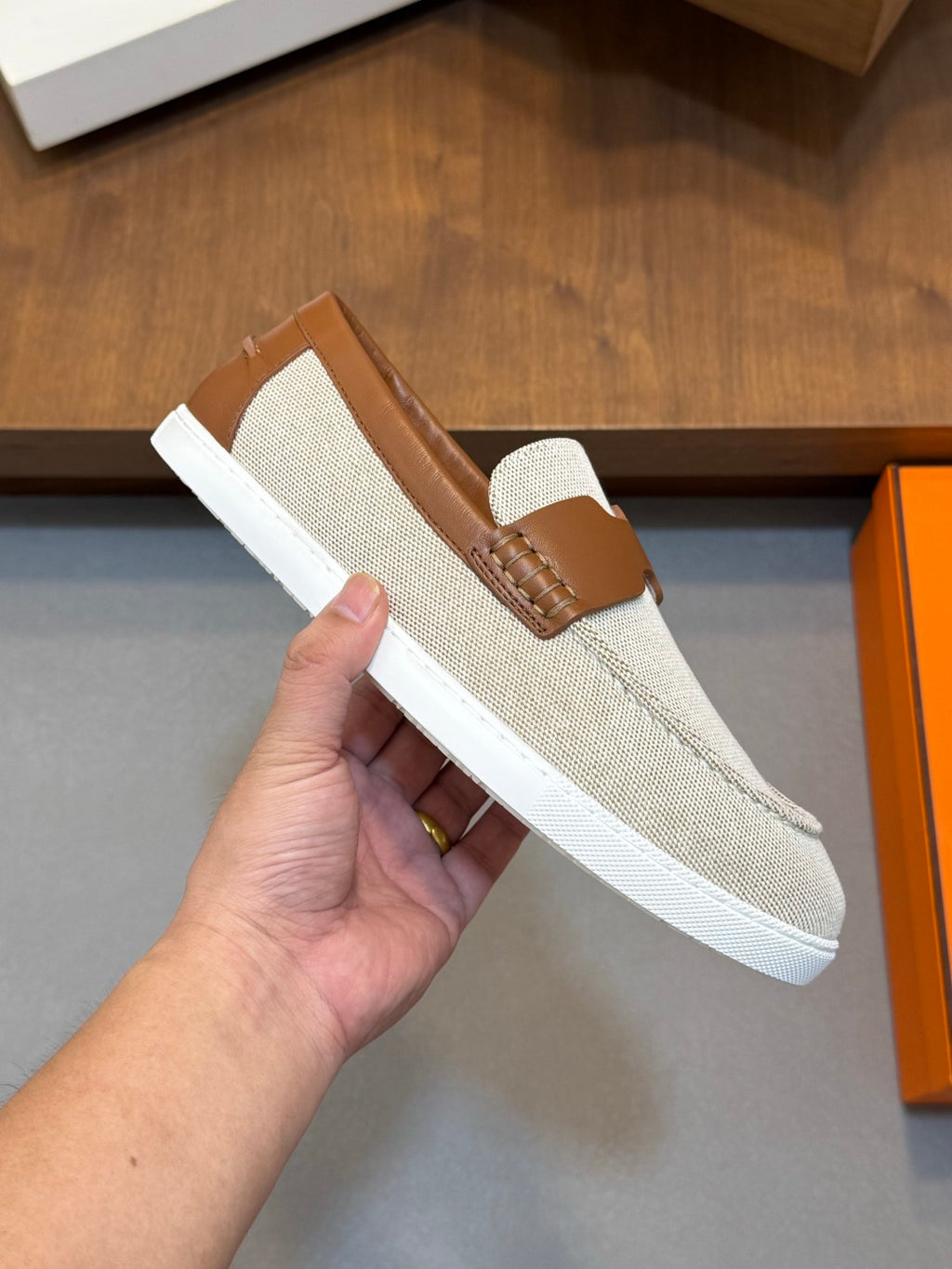 Комфортні замшеві кросівки Hermès