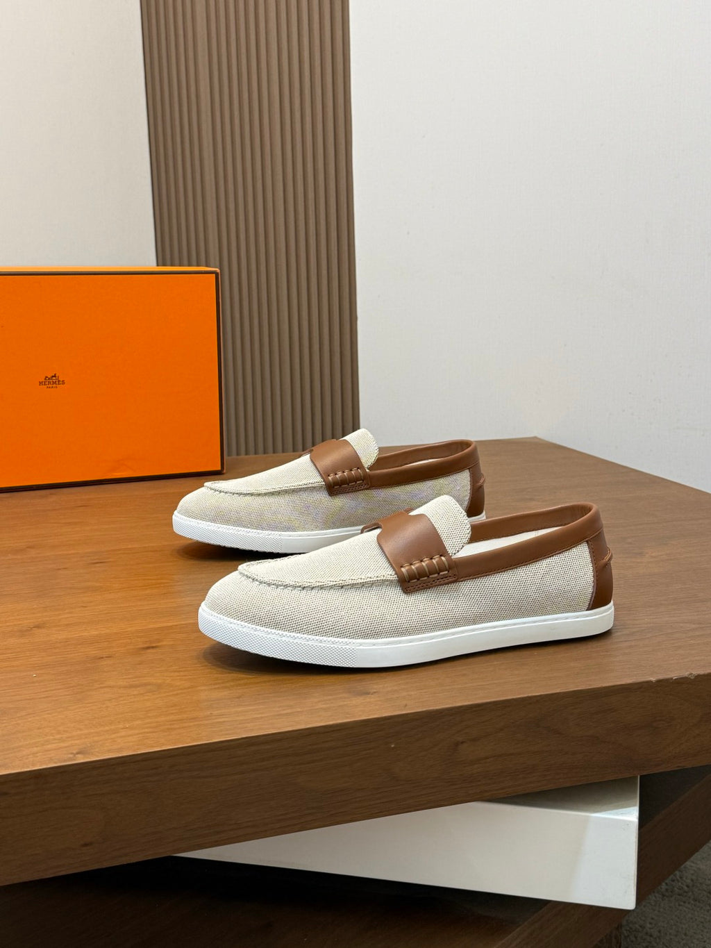 Комфортні замшеві кросівки Hermès