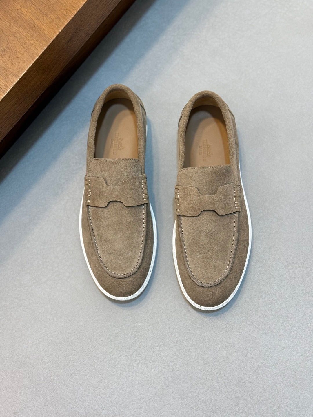 Масивні замшеві кросівки Hermès