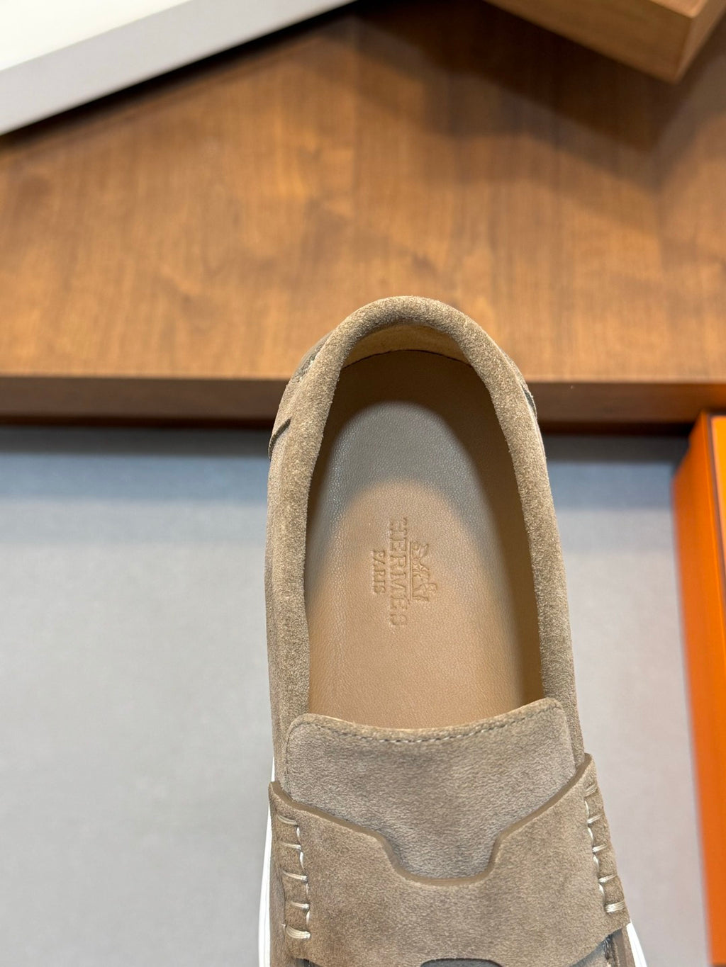 Масивні замшеві кросівки Hermès