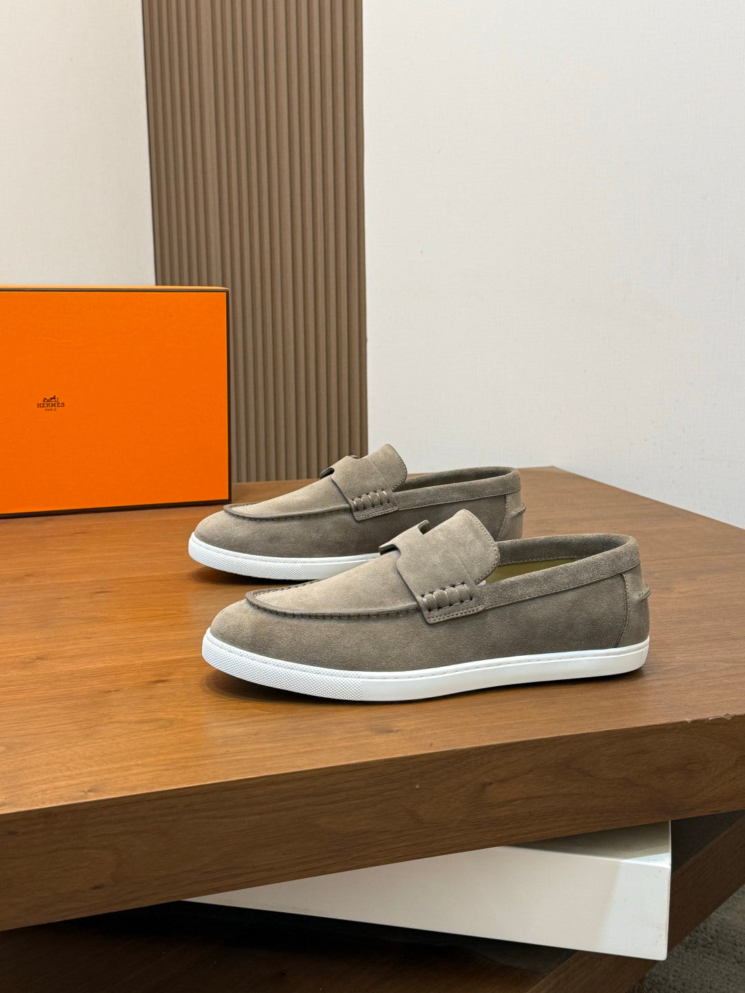Комфортні замшеві кросівки Hermès