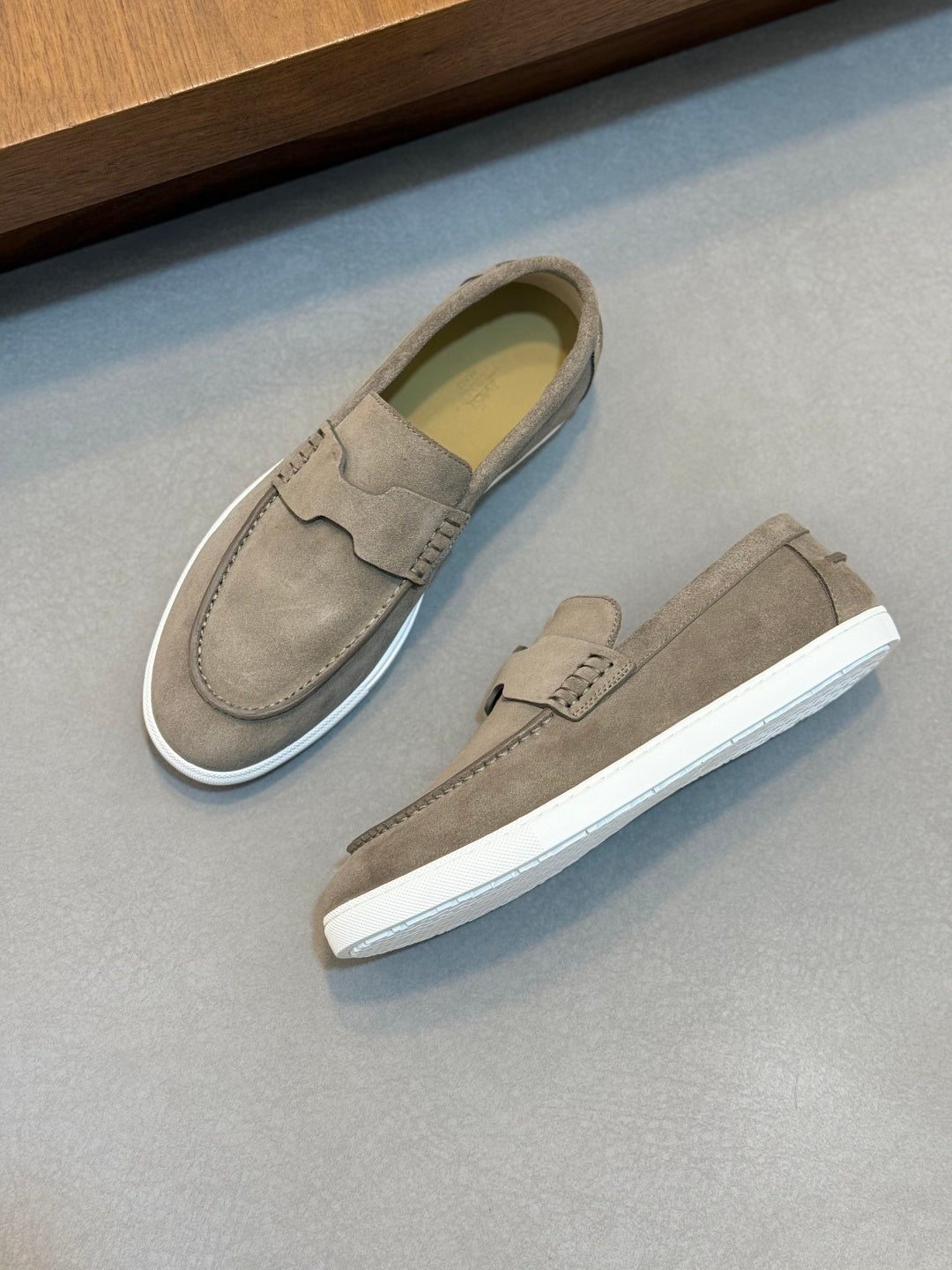 Комфортні замшеві кросівки Hermès