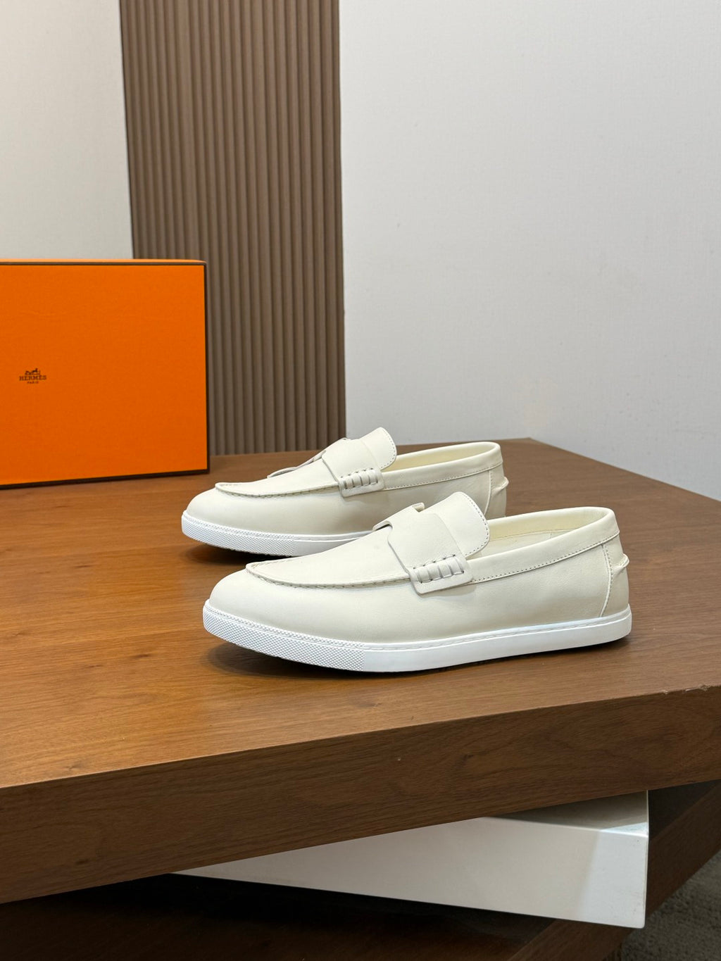 Сучасні замшеві кросівки Hermès