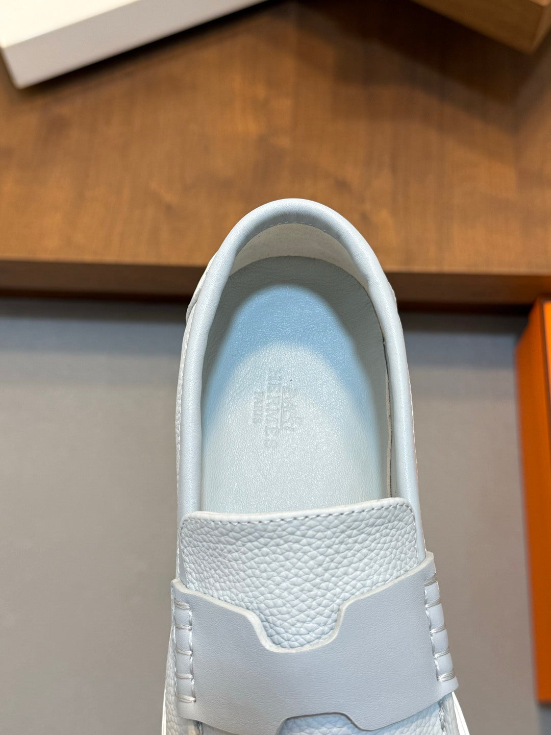 Комфортні замшеві кросівки Hermès