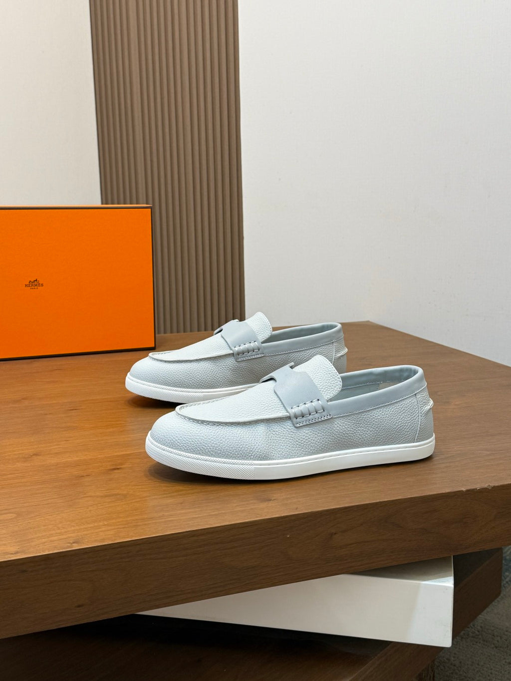 Комфортні замшеві кросівки Hermès