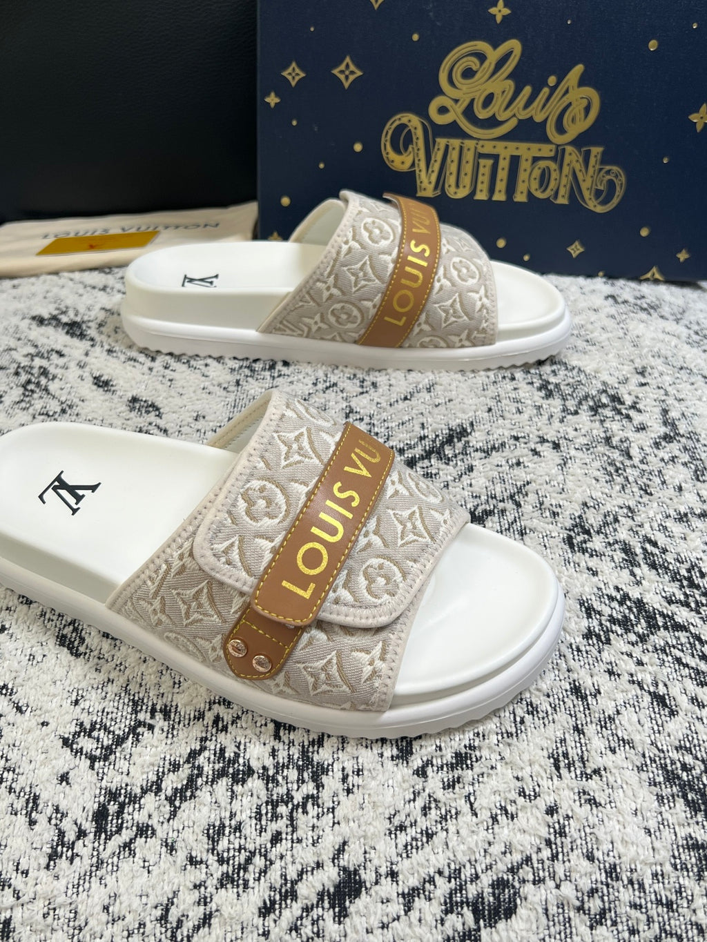 Шльопанці Louis Vuitton з натуральної шкіри