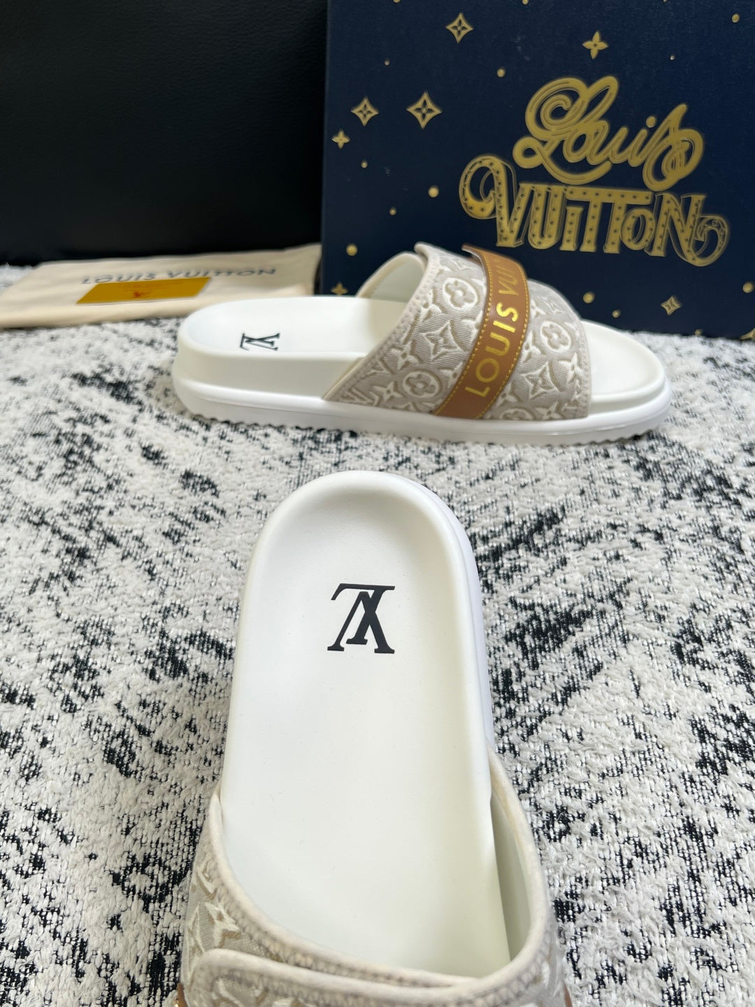 Шльопанці Louis Vuitton з натуральної шкіри