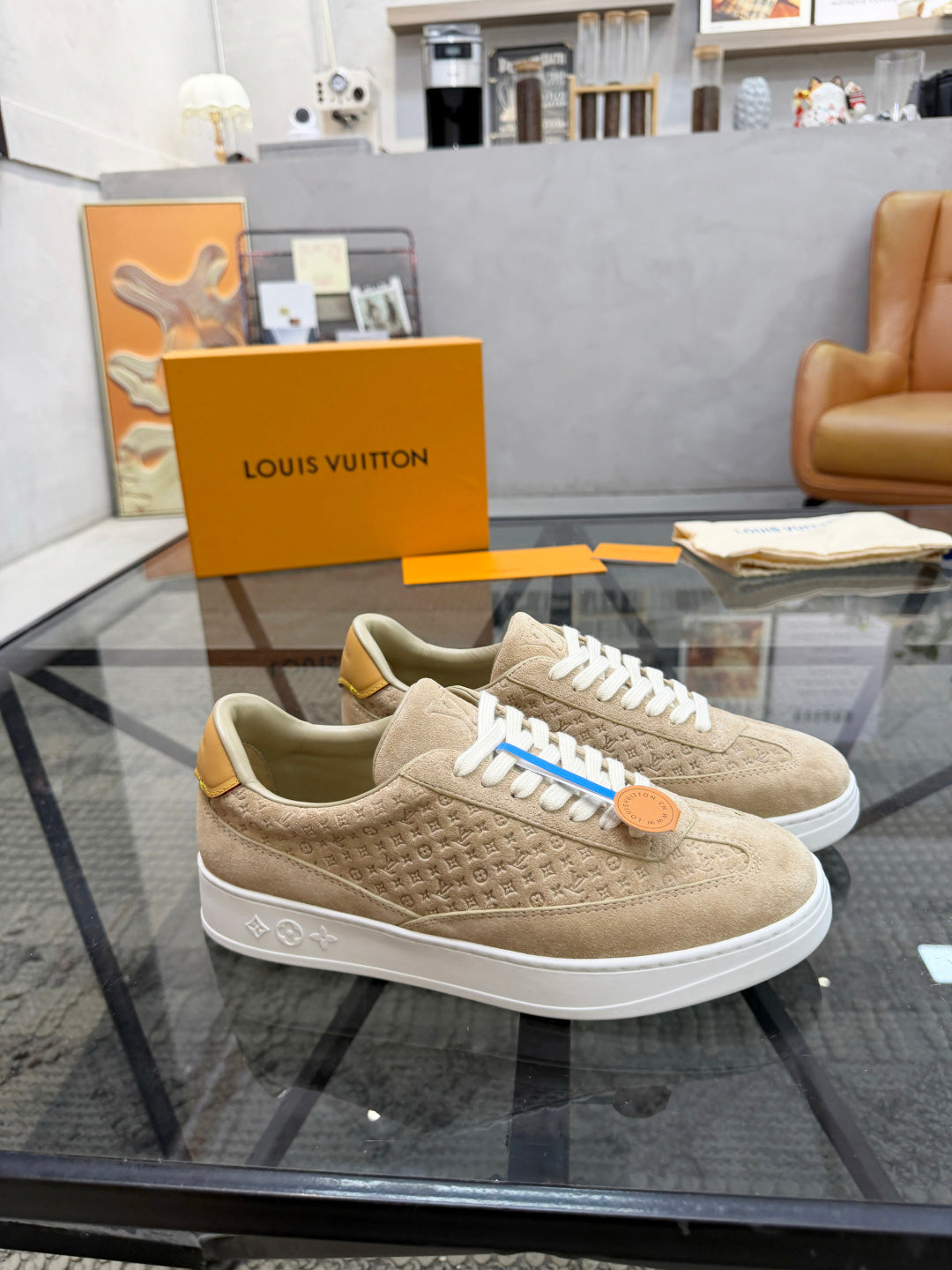Масивні замшеві кросівки Louis Vuitton