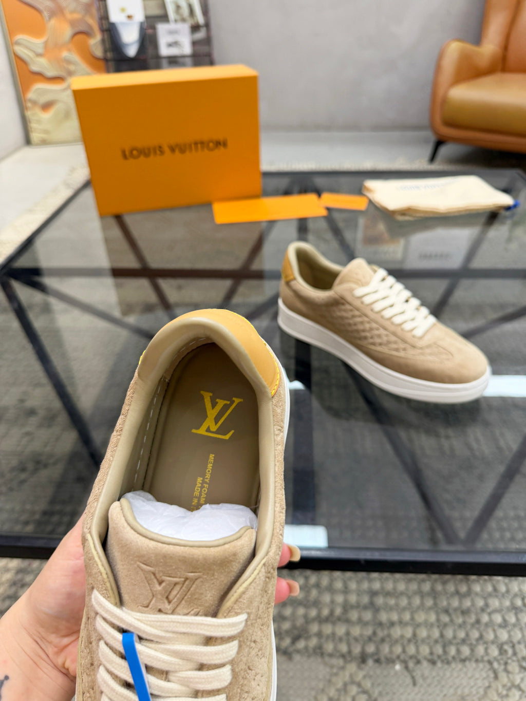 Масивні замшеві кросівки Louis Vuitton