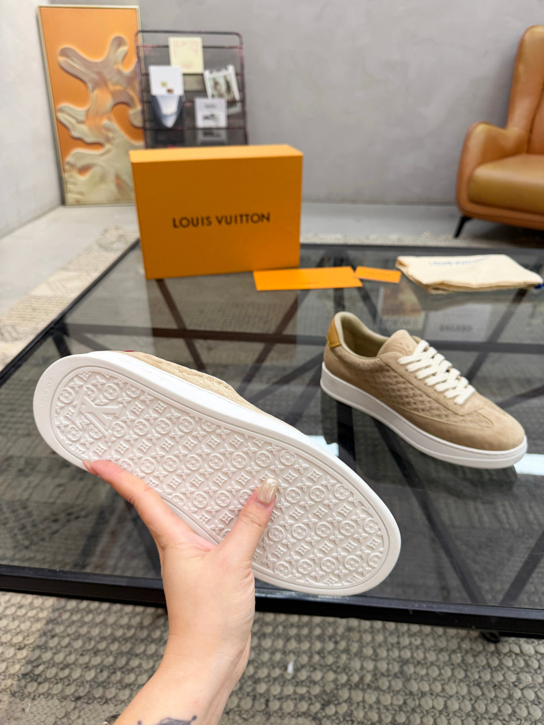 Масивні замшеві кросівки Louis Vuitton