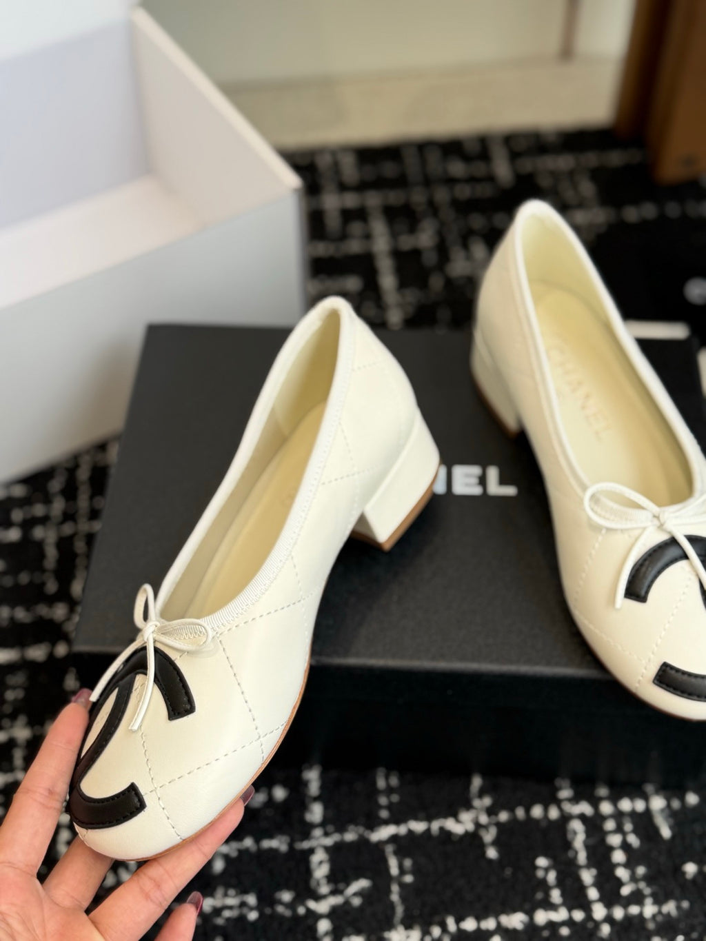 Жіночі лаконічні шкіряні балетки Chanel Ballet