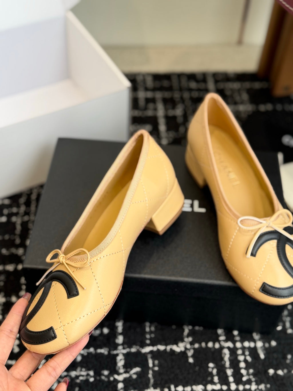 Жіночі лаконічні шкіряні балетки Chanel Ballet
